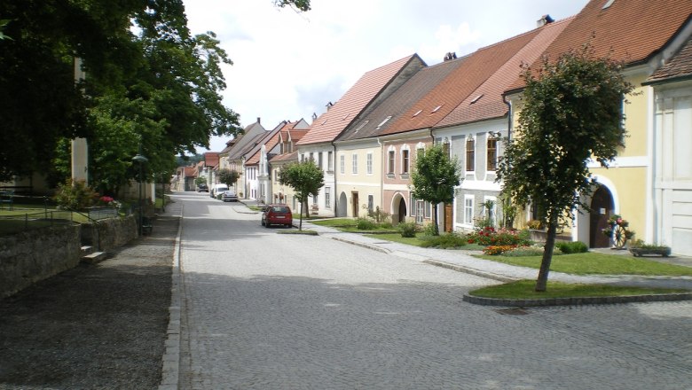 Drosendorf Stadt, © Stadtgemeinde Drosendorf-Zissersdorf Straße in Drosendorf Stadt mit historischen Häusern und Bäumen.