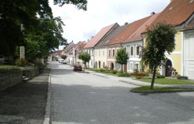 Drosendorf Stadt, © Stadtgemeinde Drosendorf-Zissersdorf Straße in Drosendorf Stadt mit historischen Häusern und Bäumen.