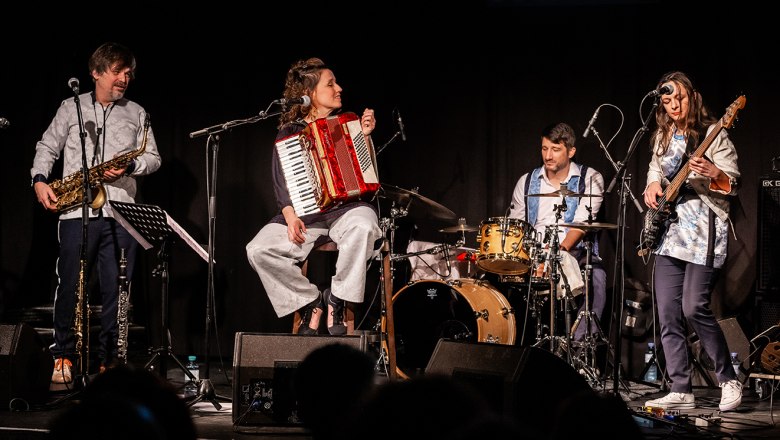 Großmütterchen Hatz, © Georg Cizek-Graf Eine Band spielt auf der Bühne mit Saxophon, Akkordeon, Schlagzeug und Bass.