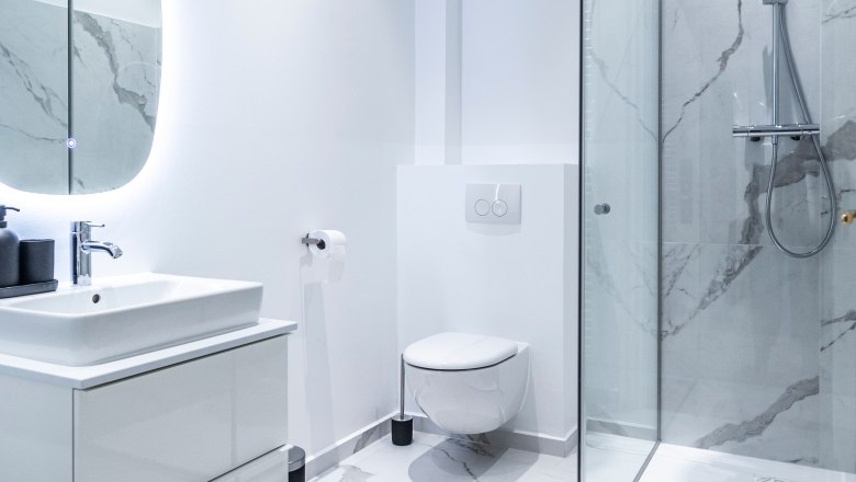 Badezimmer, © Astrid Bartl Modernes Badezimmer mit Dusche, Toilette und Waschbecken.