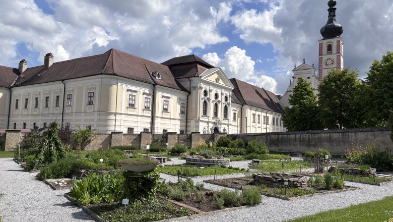Geras Abbey Medicinal Herb Garden, © "Natur im Garten" Medicinal herb garden in front of Geras Abbey with baroque building and church tower in the background.