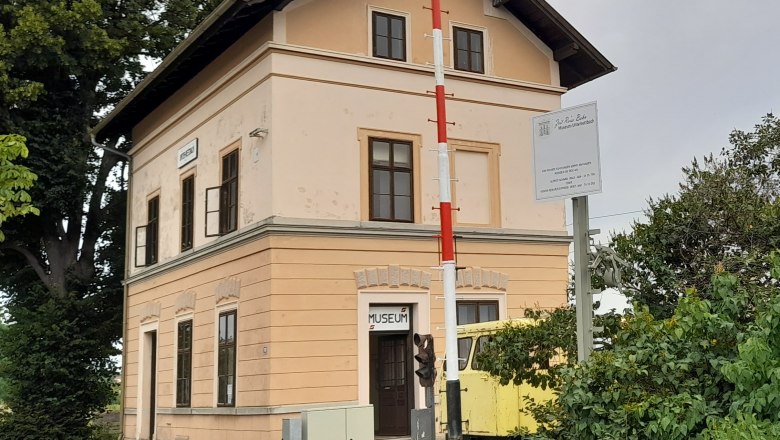 Eisenbahnmuseum Unterretzbach, © Alfred Schmid Altes Bahnhofsgebäude mit Museumsschild und Signal in Unter-Retzbach.