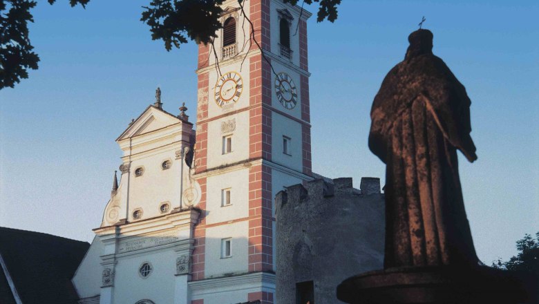 Kirchturm und Statue in Geras, Österreich.