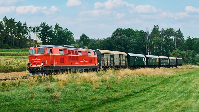 Die Nostalgiegarnitur mit Heurigenwaggon, © NB/Wegerbauer
