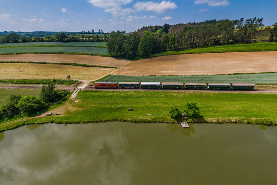 Reblaus Express neben Teich im Anglerparadies