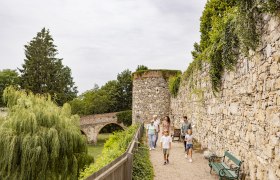 Familie spaziert an der Stadtmauer Drosendorf vorbei