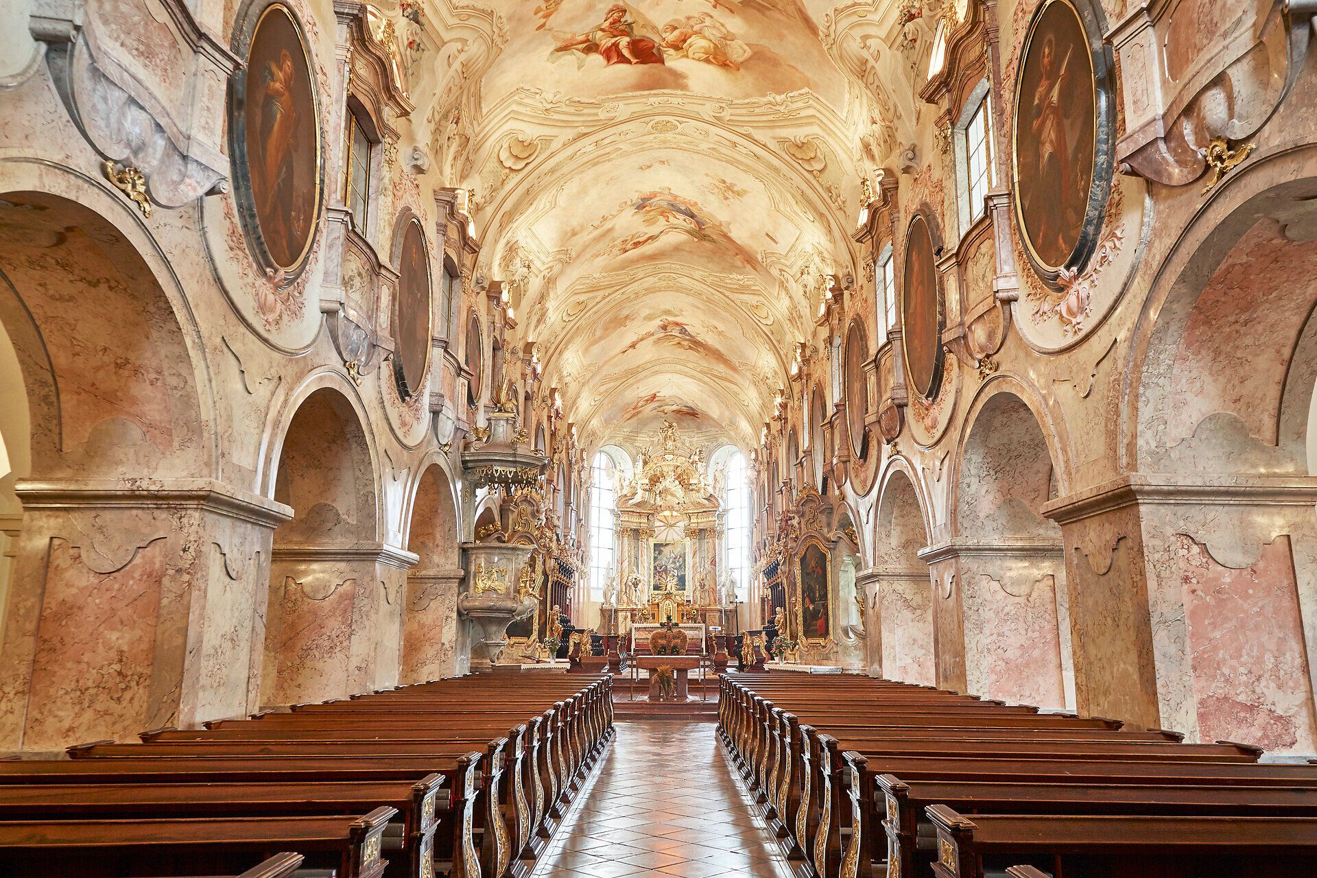 Innenansicht der barocken Kirche des Stifts Geras mit kunstvollen Fresken und Verzierungen.