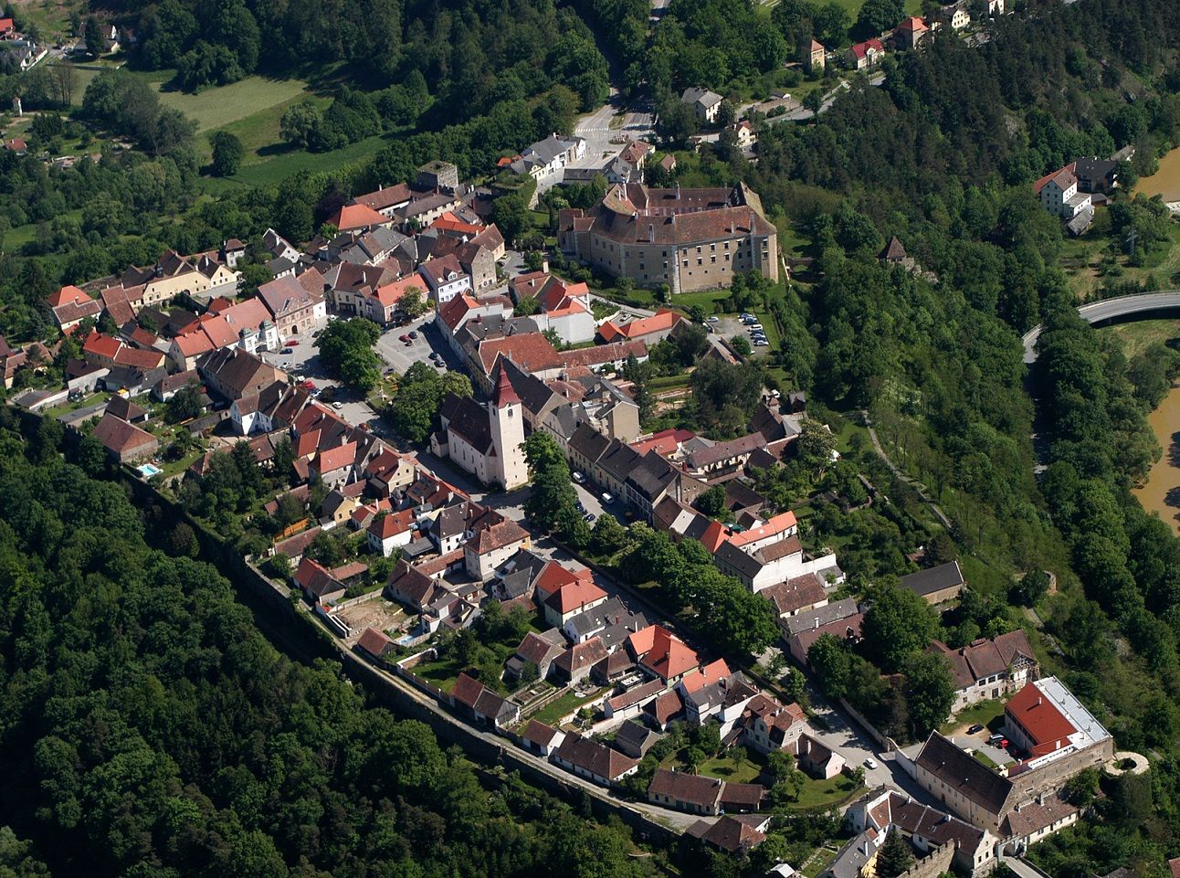 Luftaufnahme von Drosendorf Stadt mit historischen Gebäuden und grüner Umgebung.