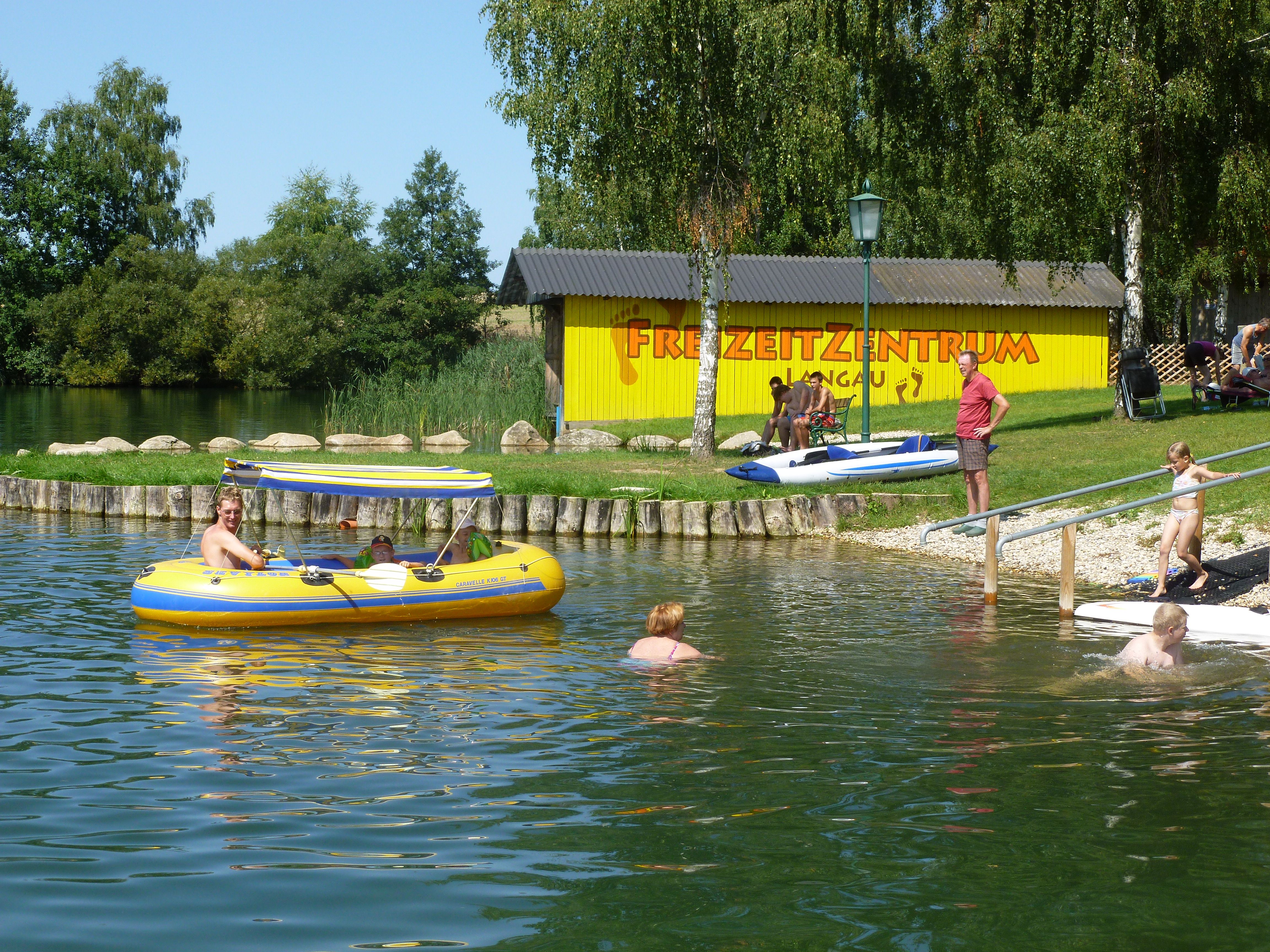 Menschen genießen einen sonnigen Tag am See im Freizeitzentrum Langau.