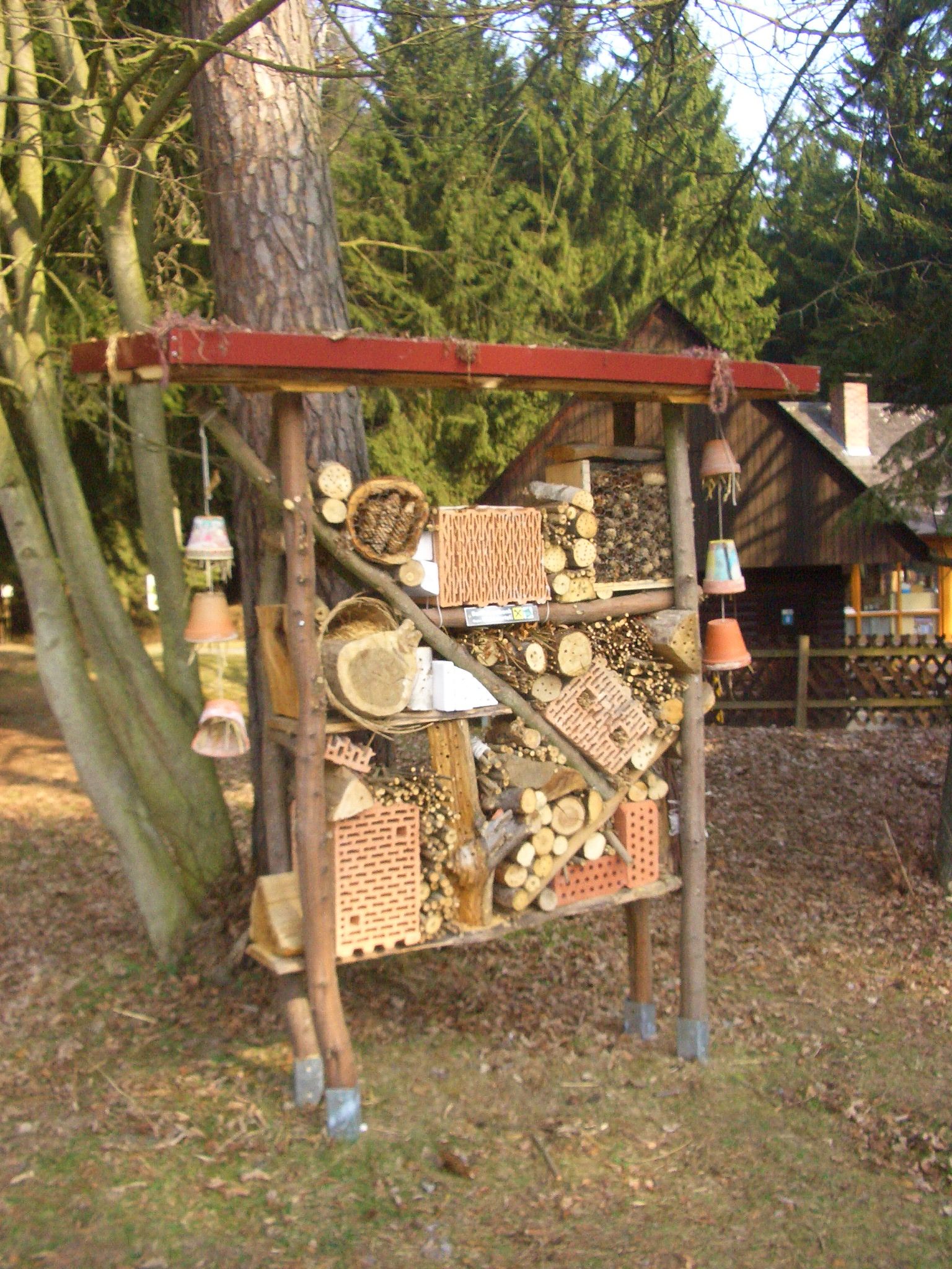 Insektenhotel gebaut beim Ferienspiel im Naturpark