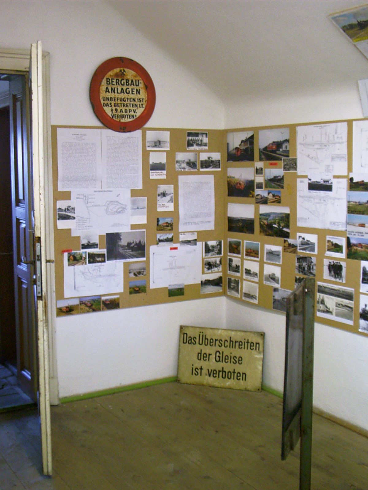 Ausstellungsraum mit historischen Fotos und Schildern zur Lokalbahn.