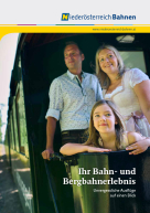 Familie in Tracht beim Zug fahren