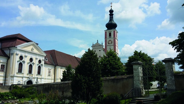 Kirche mit roten Ziegeldetails an den Seiten