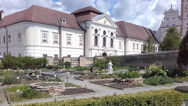 Blick auf den angelegten Kräutergarten vor dem historischen Gebäude des Stifts Geras.