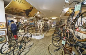 Innenansicht des Fahrradmuseums Retz mit historischen Fahrrädern und Ausstellungsstücken.