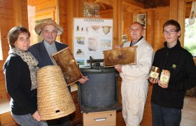 Die Imker Silberbauer Ambros und Robert Schmutz mit Besuchern des Bienenlandls, © Robert Schmutz