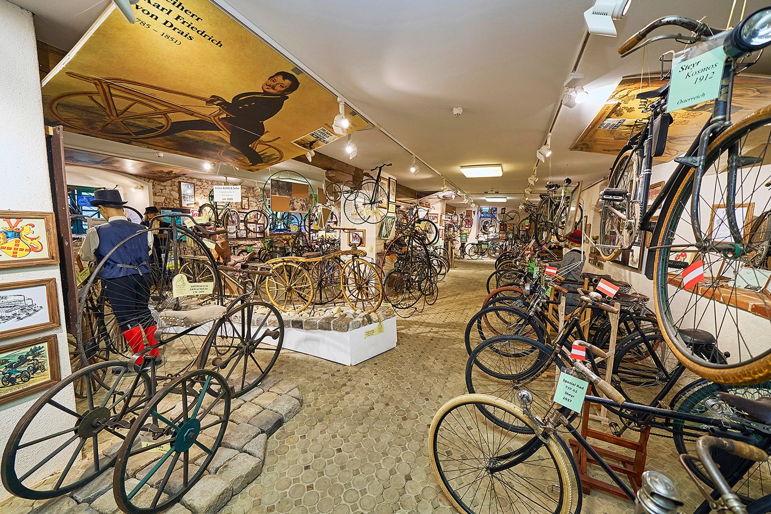 Innenansicht des Fahrradmuseums Retz mit historischen Fahrrädern und Ausstellungsstücken.