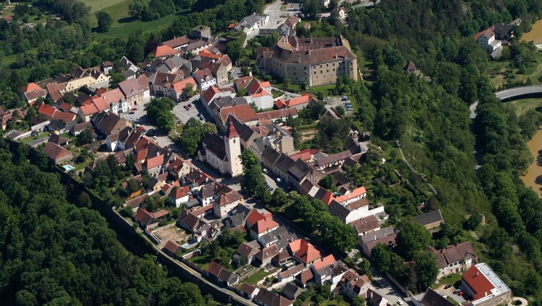 Luftaufnahme von Drosendorf Stadt mit historischen Geb&auml;uden und gr&uuml;ner Umgebung.