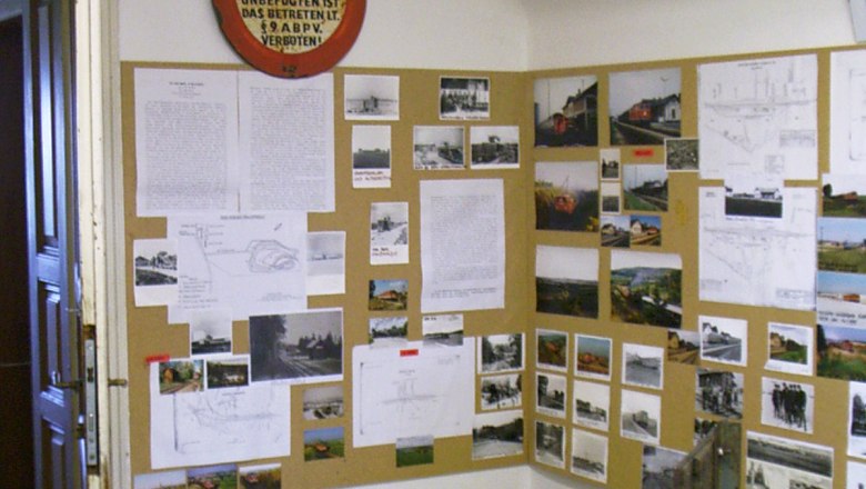 Ausstellungsraum mit historischen Fotos und Schildern zur Lokalbahn.