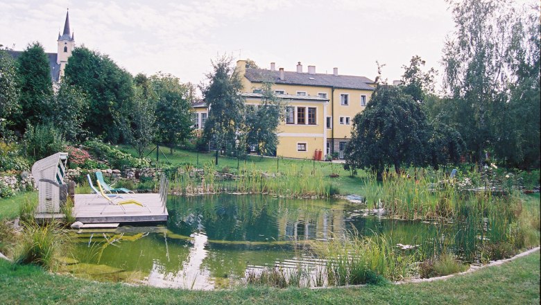 Schwimmbiotop, großer Naturgarten, Blockhaus mit Sauna und Infrarotkabine, © Ludwig Schneider
