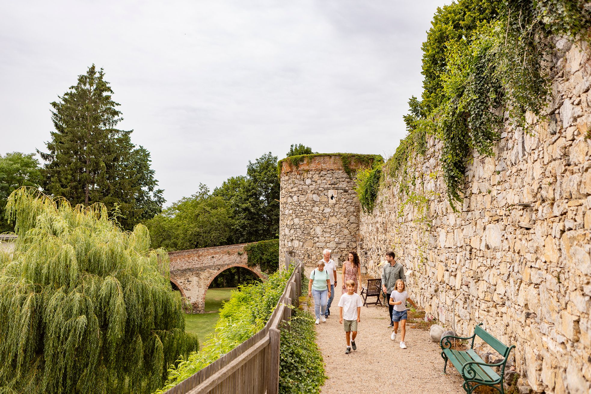 Familie spaziert an der Stadtmauer Drosendorf vorbei