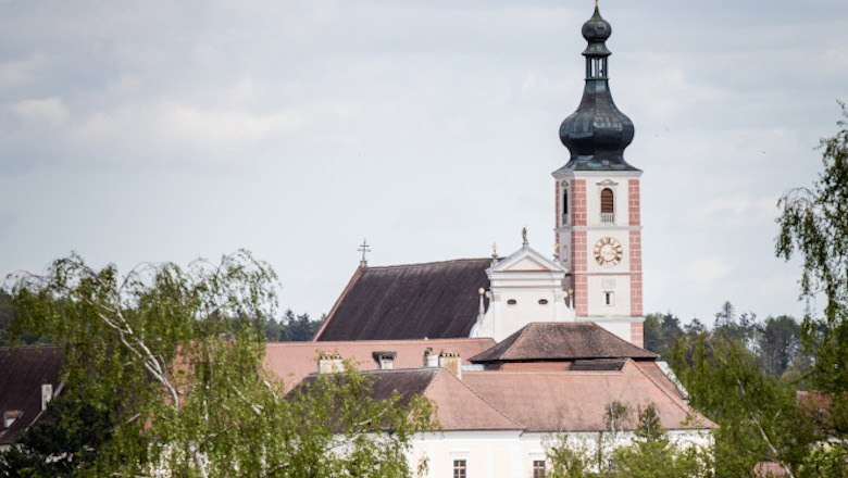 Ansicht des Stifts Geras mit Kirchturm und umliegenden Gebäuden.