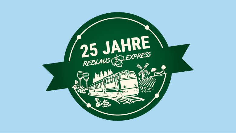 Jubil&auml;umslogo mit der Aufschrift '25 JAHRE REBLAUS EXPRESS', das einen Zug, Weintrauben, Weingl&auml;ser, eine Windm&uuml;hle und Weinberge zeigt
