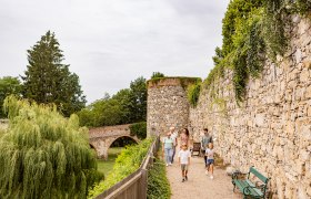 Familie besichtigt die Stadtmauer von Drosendorf