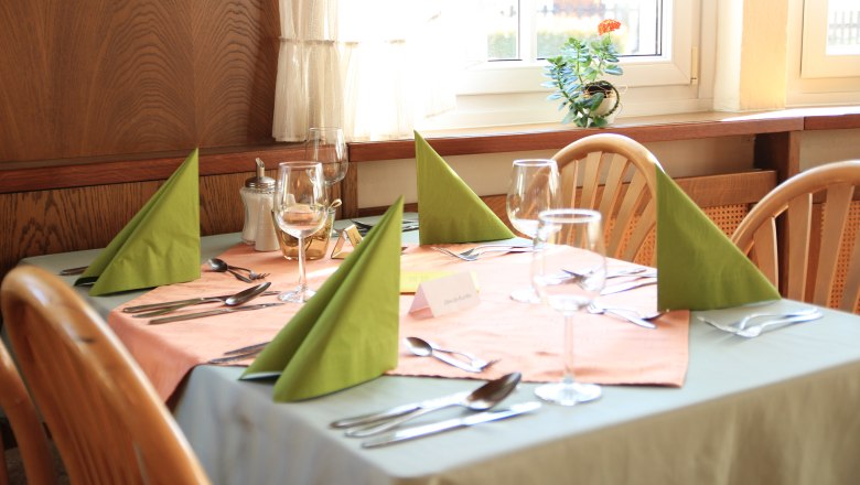 Gedeckter Tisch, &copy; Ludwig Schneider