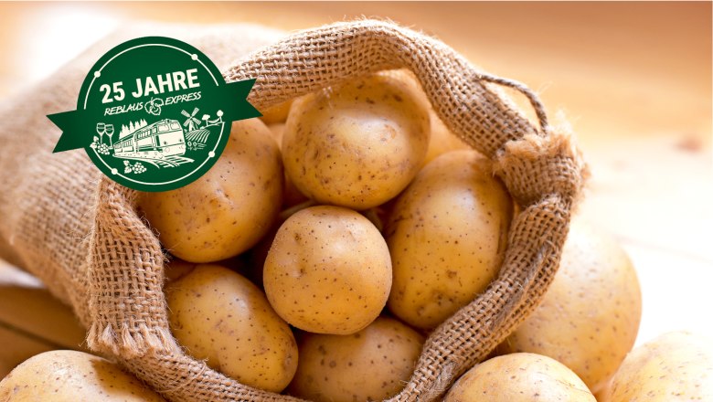 Ein Sack voller Kartoffeln mit einem Jubil&auml;umslogo.