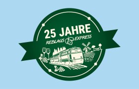 Jubil&auml;umslogo mit der Aufschrift '25 JAHRE REBLAUS EXPRESS', das einen Zug, Weintrauben, Weingl&auml;ser, eine Windm&uuml;hle und Weinberge zeigt