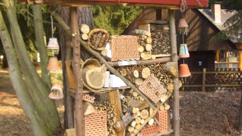 Insect hotel built during vacation play in the nature park, &copy; Naturpark Geras