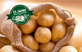 Ein Sack voller Kartoffeln mit einem Jubil&auml;umslogo.