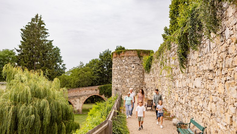 Familie besichtigt die Stadtmauer von Drosendorf